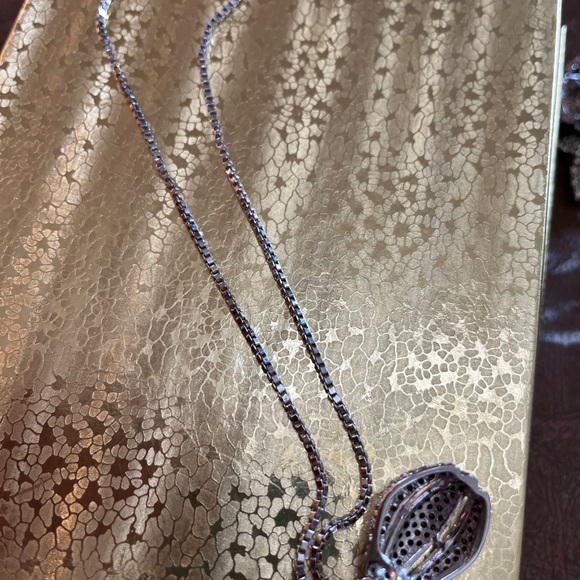 Gorgeous and elegant cubic zirconia 2 tone oave pendant with box link chain - Picture 6 of 8